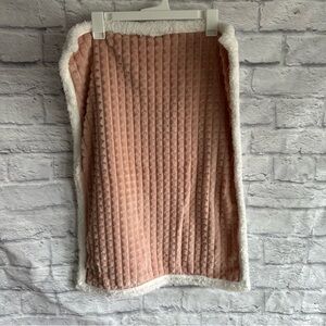 PREOWNED UGG STANDARD SIZE PILLOW VASE PINK PEACH COLOR